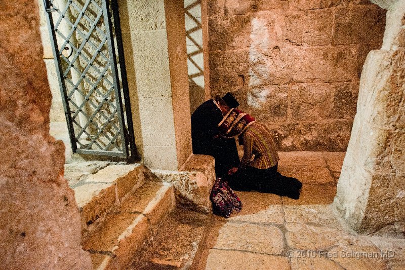 20100410_114623 D3.jpg - Lady confessing, Church of the Holy Sepulchre